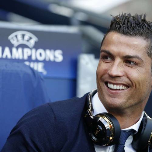 Cristiano Ronaldo says hello to China